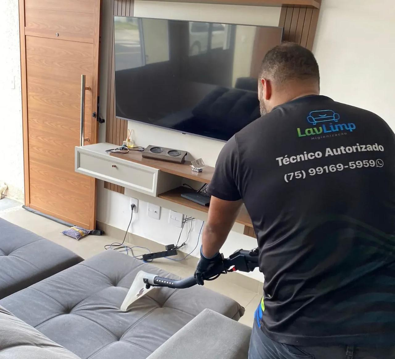 Técnico autorizado LavLimp realizando higienização